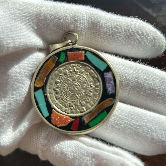 Vintage Mexican Aztec calendar 925 Sterling stamped 2 inch in laid with stones - Picture 7 of 11